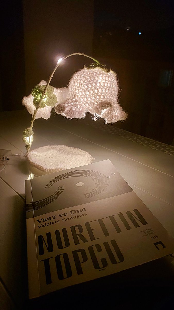 Kızımın ördüğü gece lambası altında enfes bir metin okuyorum..