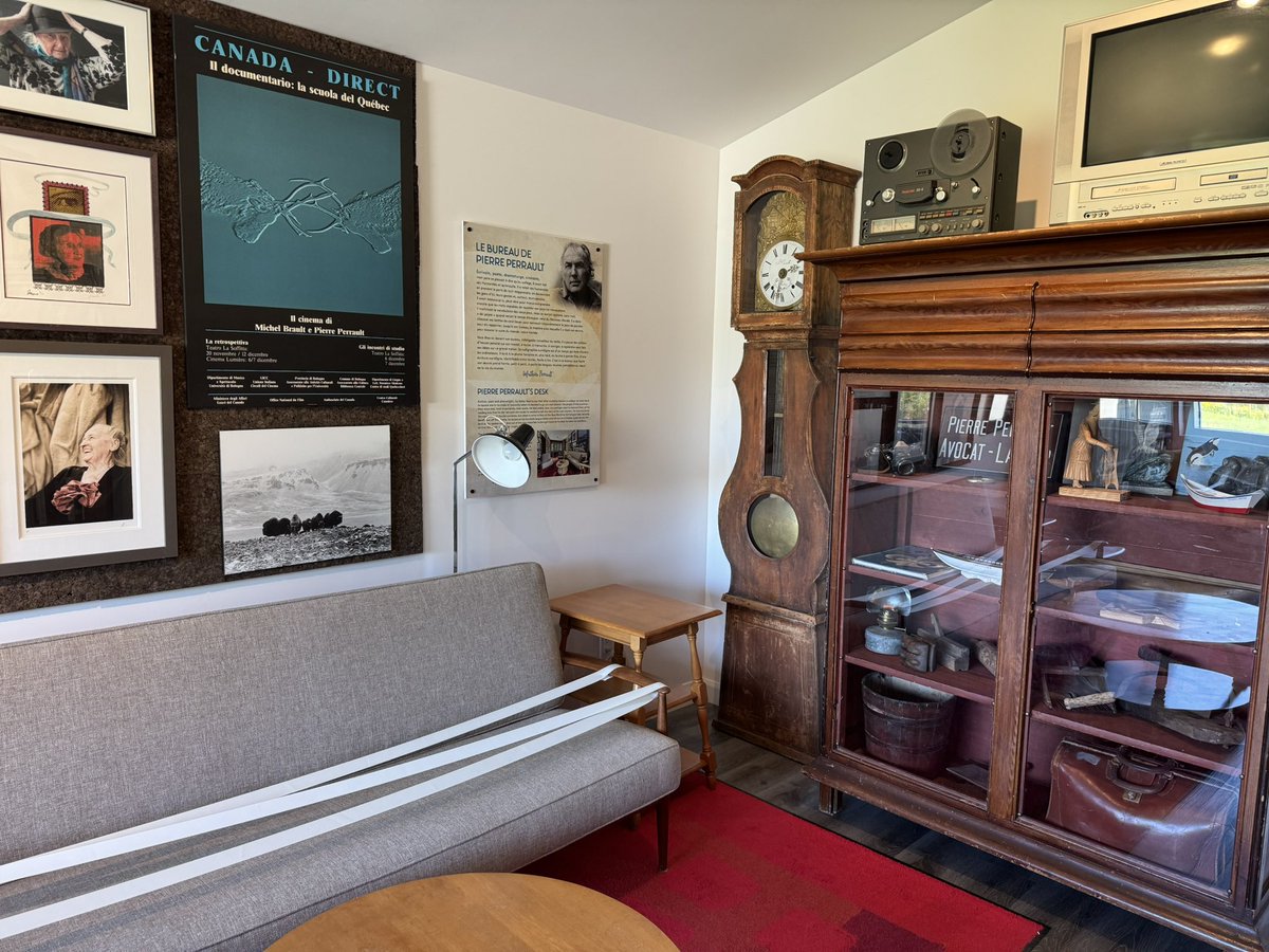 yfblanchet's tweet image. Énorme cinéaste du patrimoine québécois, aventurier de l’image et de la nordicité, ethnographe et poète, on a recréé le bureau de Pierre Perreau aux Moulins de l’Isle-aux-Coudres.
Il faut en faire connaître l’œuvre. J’y suis ici avec Caroline Desbiens avant de rencontrer le…