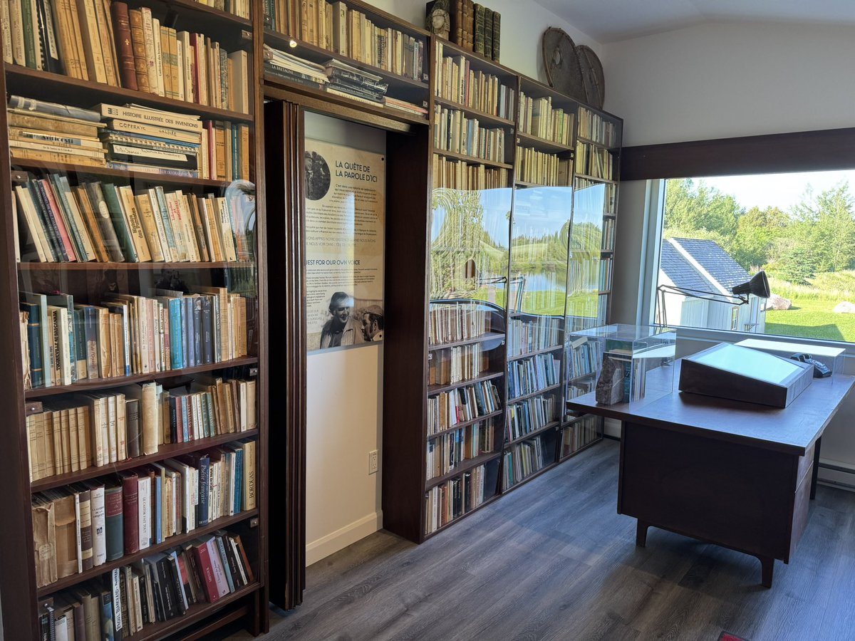 yfblanchet's tweet image. Énorme cinéaste du patrimoine québécois, aventurier de l’image et de la nordicité, ethnographe et poète, on a recréé le bureau de Pierre Perreau aux Moulins de l’Isle-aux-Coudres.
Il faut en faire connaître l’œuvre. J’y suis ici avec Caroline Desbiens avant de rencontrer le…