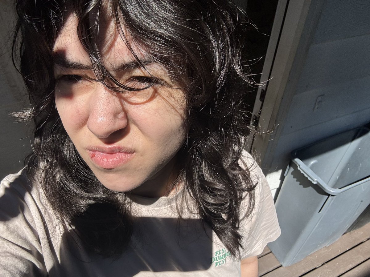 succyx2's tweet image. two damn bright out here
