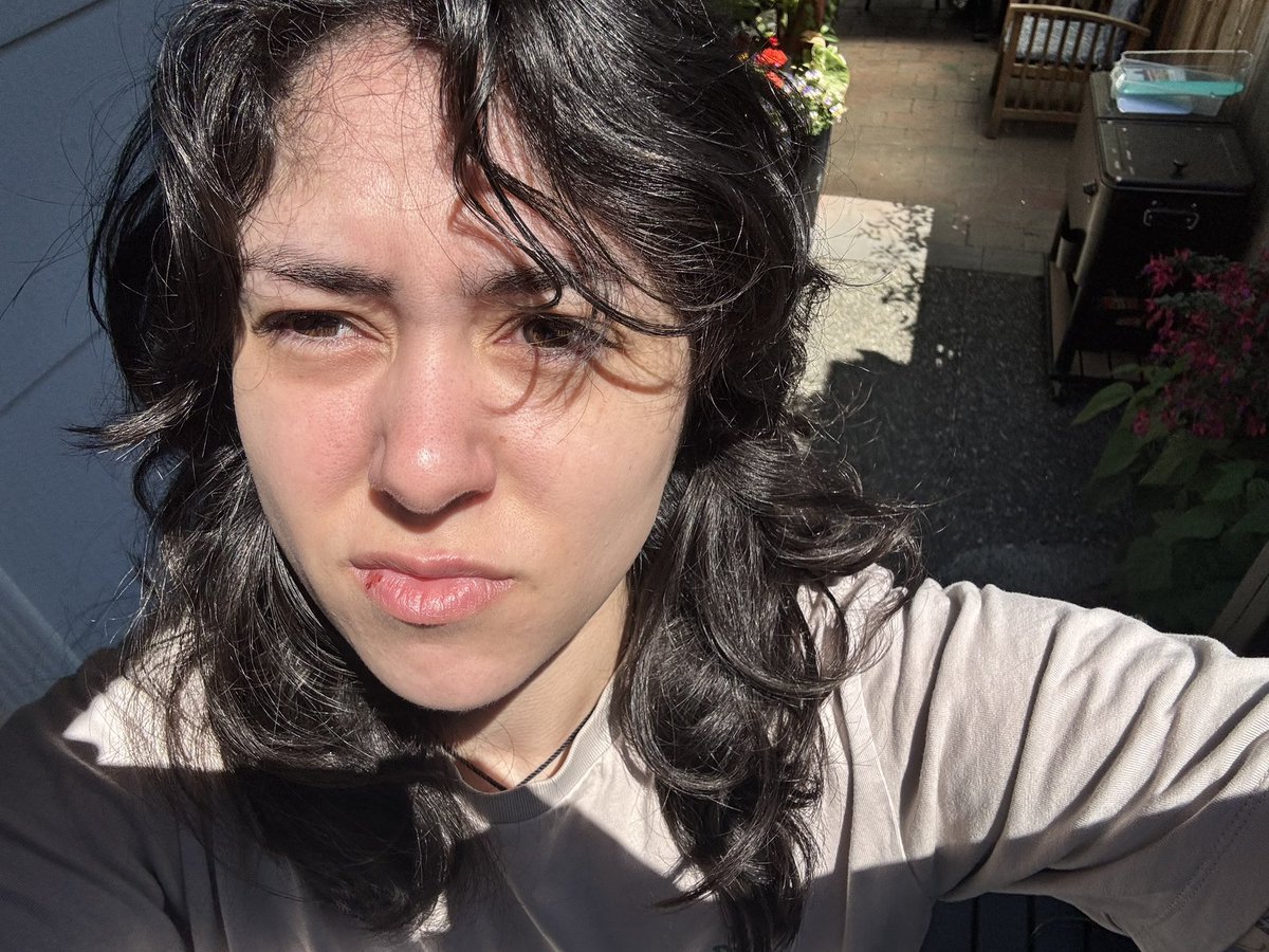 succyx2's tweet image. two damn bright out here