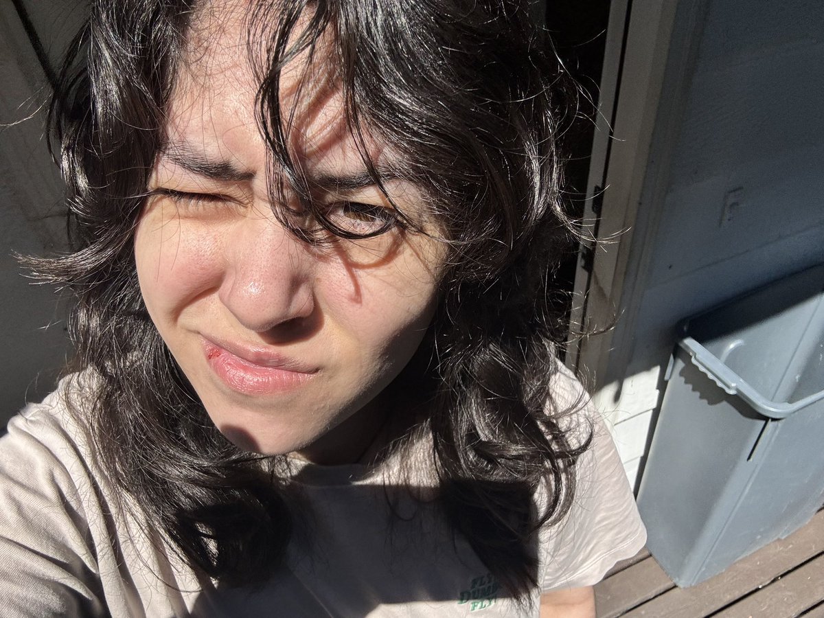 succyx2's tweet image. two damn bright out here
