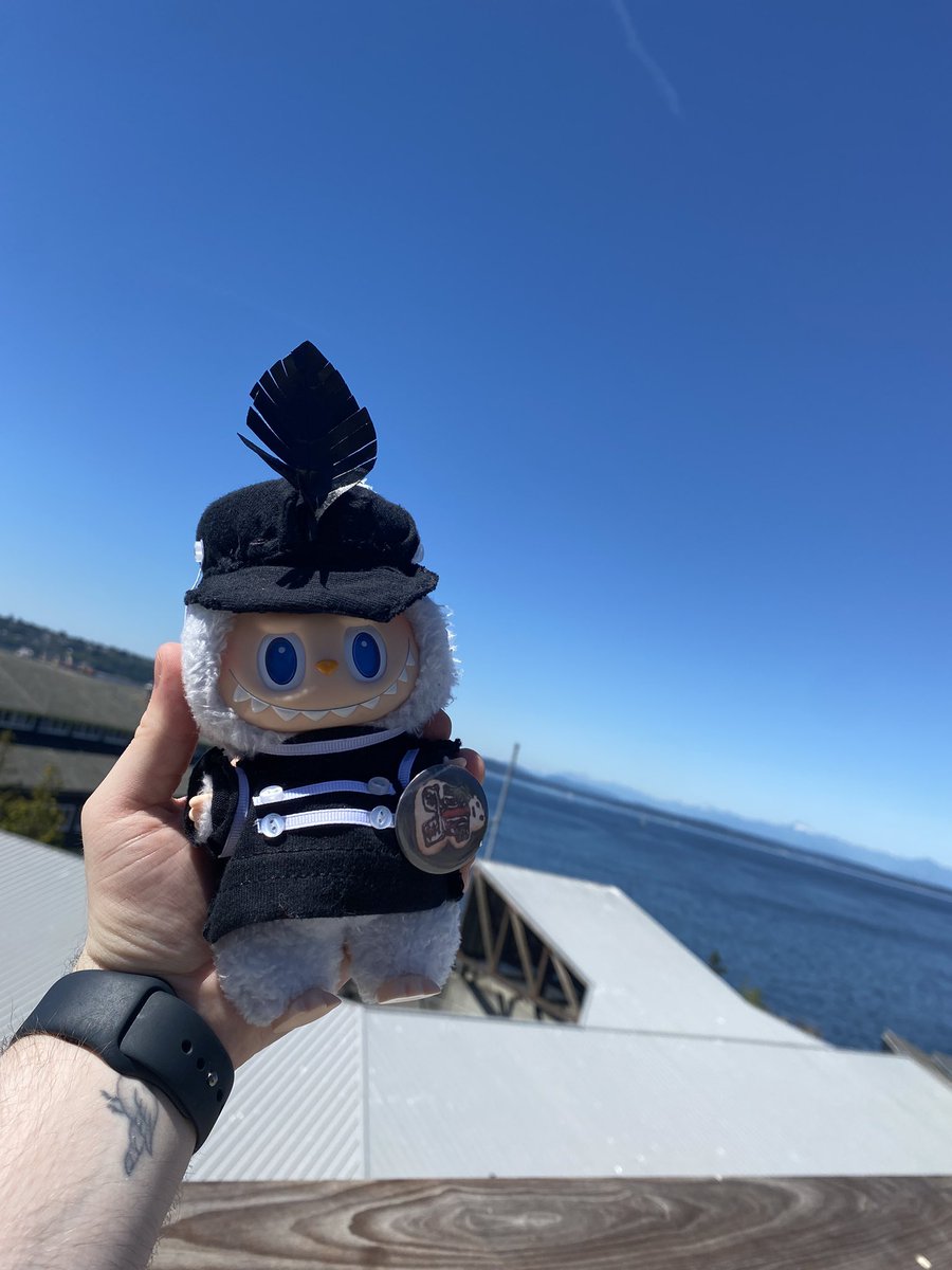 Bevclick_OW's tweet photo. Taking him out to see the town before tonight’s show 🙂‍↕️

#MCRSEATTLE #mcr https://t.co/n05yHgW4Bi