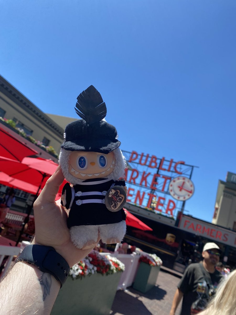 Bevclick_OW's tweet photo. Taking him out to see the town before tonight’s show 🙂‍↕️

#MCRSEATTLE #mcr https://t.co/n05yHgW4Bi