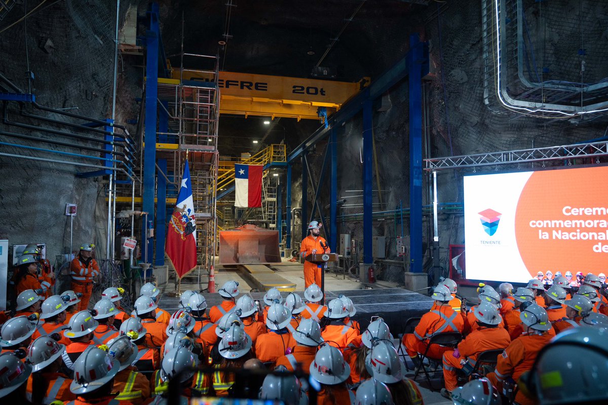GabrielBoric's tweet photo. Hoy es el Día de la Dignidad Nacional, esa jornada en que con valentía y visión de Estado, Chile se unió para nacionalizar el cobre, uno de los mayores hitos de nuestra historia reciente. 

54 años después, desde las profundidades de la División El Teniente de Codelco, convoco al país a mantener esa convicción para reafirmar nuestro compromiso con el futuro de esta industria que tanto le ha entregado a Chile y su gente. Hoy como ayer, nuestro país seguirá produciendo y vendiendo cobre de alta calidad al mundo, a todos los países que lo necesiten.