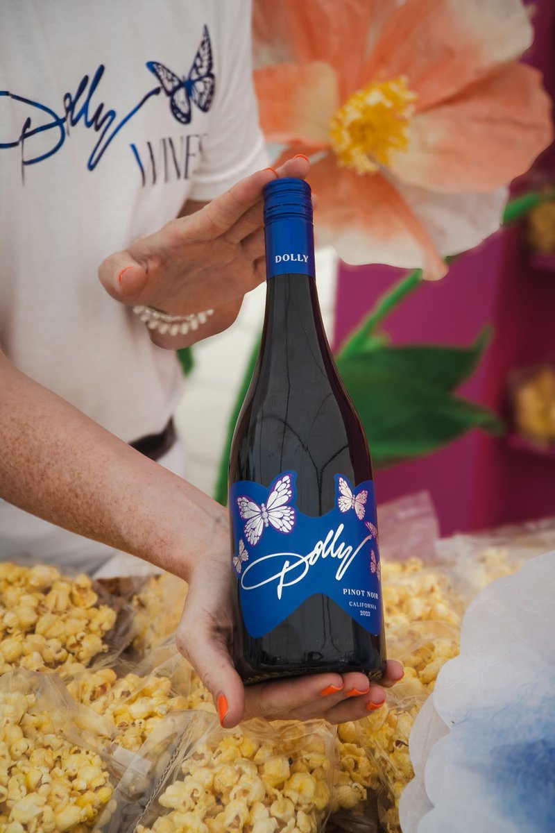 Dollywines's tweet image. Friday night plans: a good movie, popcorn and a glass of Dolly Wines Pinot Noir (US only) 🍿🍷