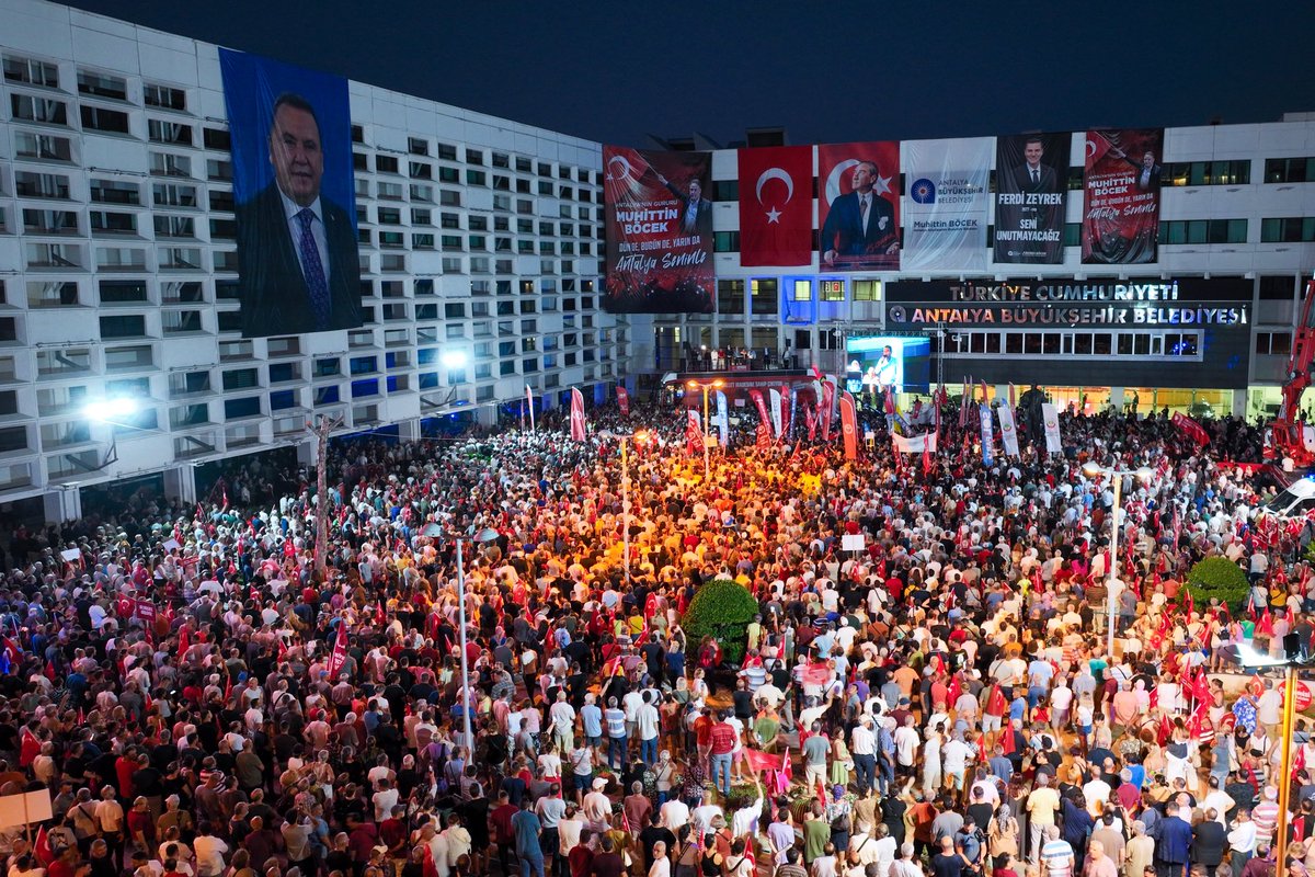 dk_imamoglu's tweet image. Bugün de Antalya’da vicdanın ve umudun sesi yükseldi. Milletimiz, adalet ve demokrasi mücadelesini yılmadan, usanmadan, birlik ve beraberlik içinde sürdürüyor. Yaratılmak istenen karanlığa karşı mücadeleyi her geçen gün daha da büyütüyor, dayanışmayı omuz omuza sürdürüyor!…