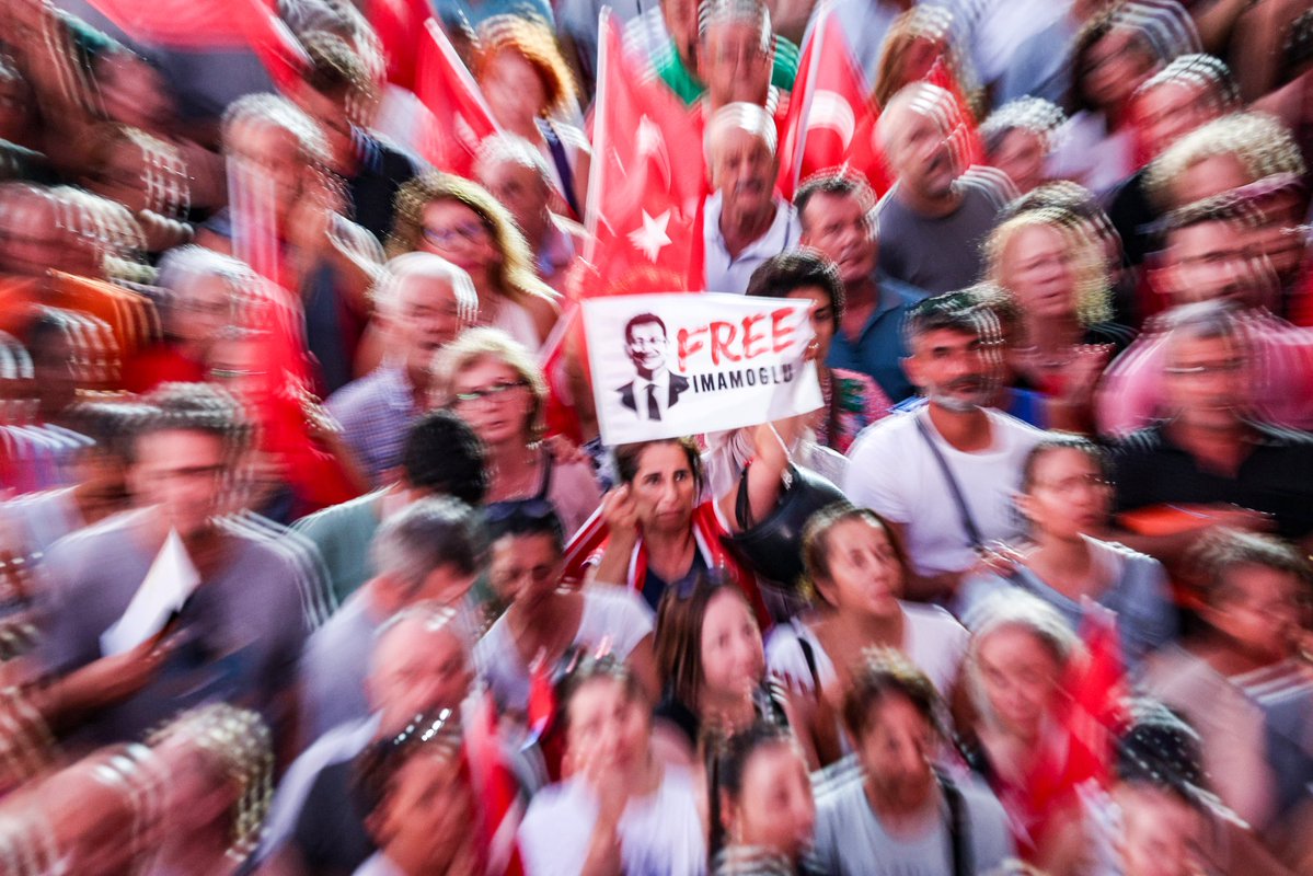 dk_imamoglu's tweet image. Bugün de Antalya’da vicdanın ve umudun sesi yükseldi. Milletimiz, adalet ve demokrasi mücadelesini yılmadan, usanmadan, birlik ve beraberlik içinde sürdürüyor. Yaratılmak istenen karanlığa karşı mücadeleyi her geçen gün daha da büyütüyor, dayanışmayı omuz omuza sürdürüyor!…