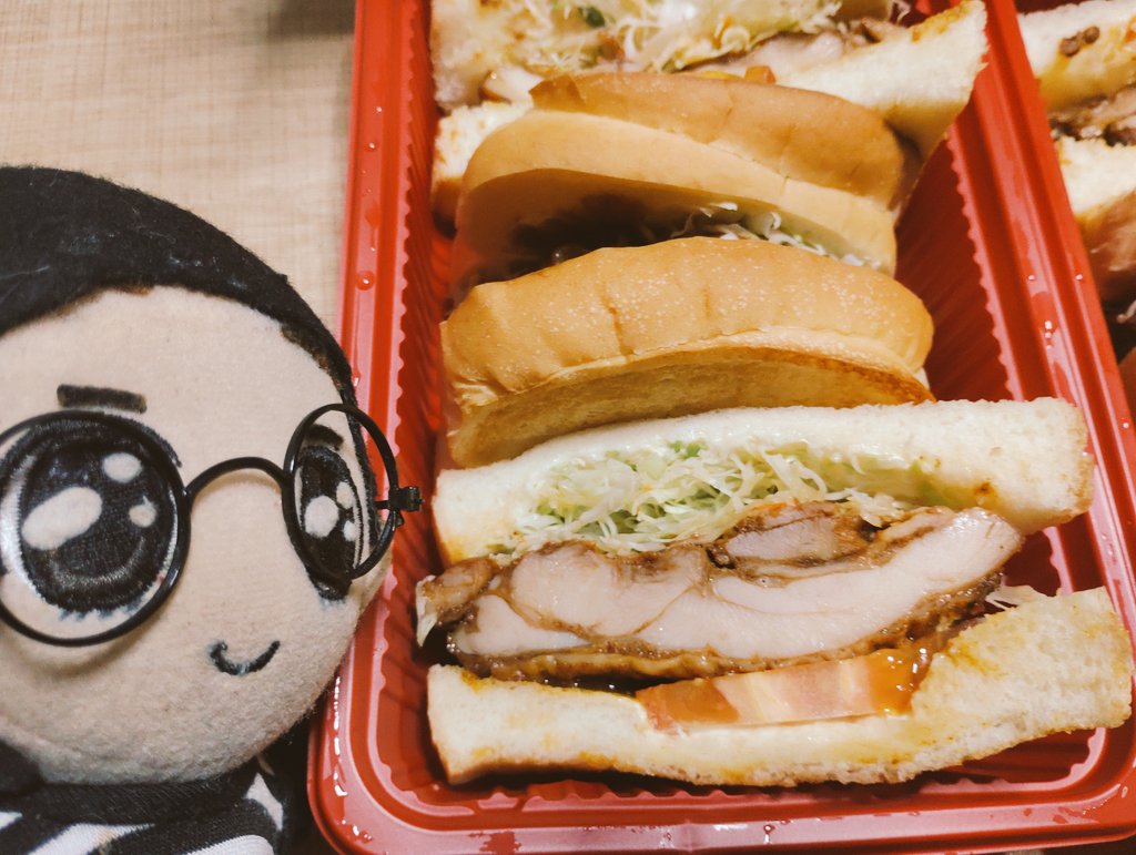 おはようございます😸🍞🍛🍀🎵

コメダ珈琲店で大人気の『タンドリーチキンホットサンド』を買いました😸🍀🍀🎵

中はしっとり外は香ばしく７種の香辛料を効かせて焼き上げたタンドリーチキンがクセになる一品 で少し辛めで凄く美味しかったです🙆🏖️🌺🍛