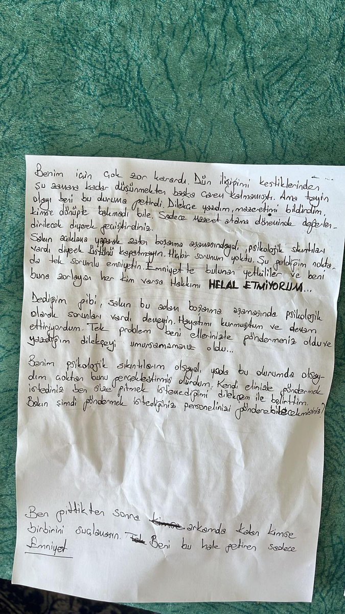 theKriptolik's tweet photo. Geçen gün Polis arkadaşlarımızın sorunlarını dile getirdiğim için vatansız bir kesim tarafından tepki almıştım, vatansızlara inat bundan sonra sorunları çözülene kadar eskisinden daha fazla destek olacağım.  #MerkezÖlüyoruz 

İstanbul’da Mehmet Selçuk isimli polis memuru geride mektup bırakıp tabancasıyla intihar etti. Alıştık değilmi artık bu başlıklara.

Bir baba düşünün evlatlarına mahçup intihar ediyor, ve son sözü kimseyi suçlamayın diyerek eyleminin tek sorumlusunu çalıştığı kurumu gösteriyor. Yaşasaydı çalıştığı kurumu hedef gösterdiği için büyük ihtimal mobing görecekti, neyse konuşulacak çok çok şey varda bilmediğiniz bişey yok aslında. Acı hemde çok acı…