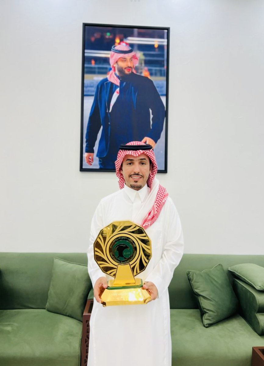 قدمت إدارة نادي النجم الأزرق العضوية الشرفية الفخرية للشيخ/ فيصل بن راكان بن حثلين . لجهوده ودعمه اللامحدود للنادي.
<a href="/faisal_rakan_/">فيصل بن حثلين</a>