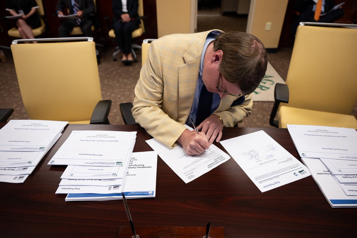 DepSecVaden's tweet image. Proud to sign the WASDE @USDA HQ today.
As someone who has relied on this report for many years, it was an honor to be present with the men and women who analyze and disseminate the data on which farmers depend.