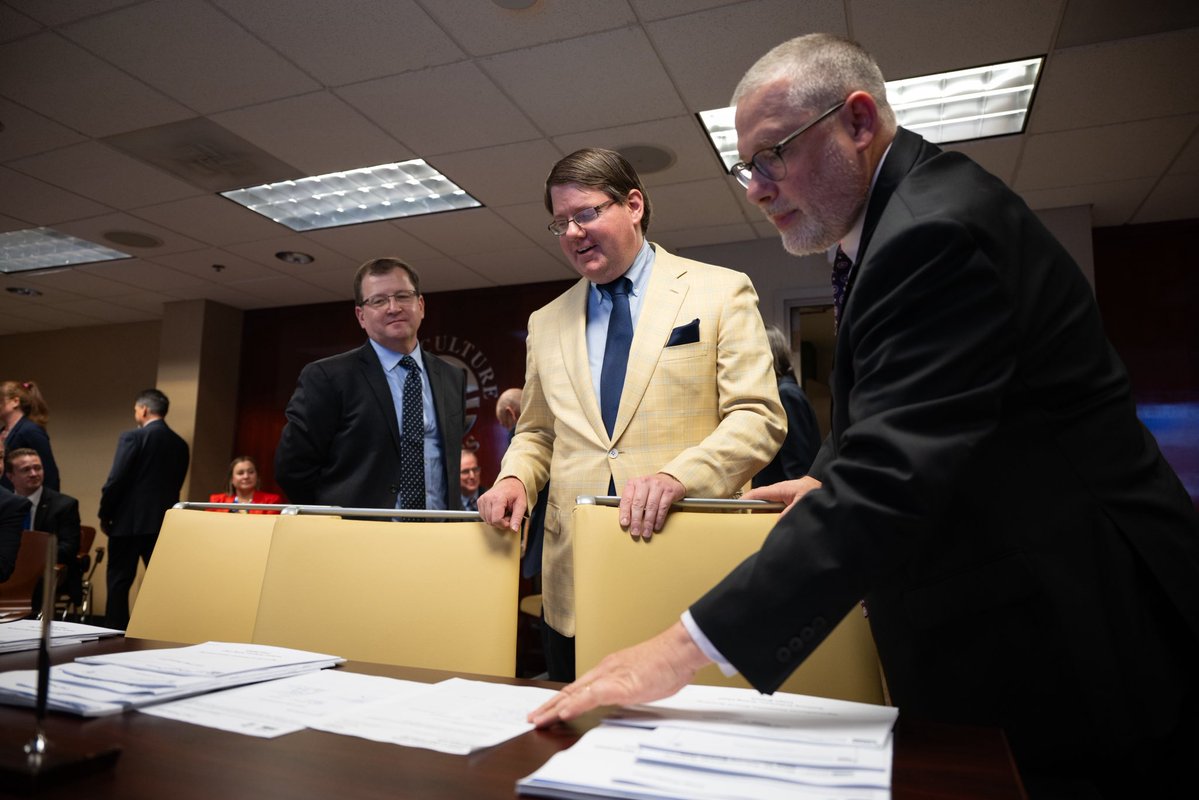 DepSecVaden's tweet image. Proud to sign the WASDE @USDA HQ today.
As someone who has relied on this report for many years, it was an honor to be present with the men and women who analyze and disseminate the data on which farmers depend.