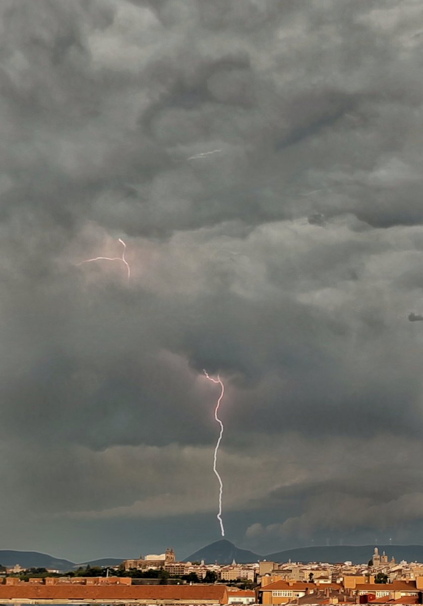 tximista (@tximista_99) on Twitter photo Ekaitza Iruñan Tormenta en Pamplona@Armeteo <a href="/Meteonavarra_/">Meteo Navarra</a> #ekaitza #Tormenta #Pamplona #Iruña Ekaitza Iruñan Tormenta en Pamplona@Armeteo <a href="/Meteonavarra_/">Meteo Navarra</a> #ekaitza #Tormenta #Pamplona #Iruña