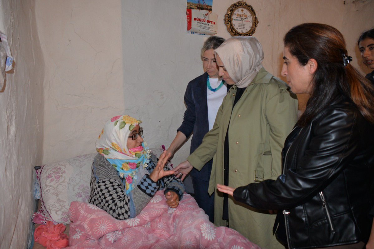 AK Parti Kars Milletvekilimiz Sayın Adem Çalkın’ın kıymetli eşi Aydan Çalkın Hanımefendi, İl Kadın Kolları Başkanımız Sayın Zelal Sara ve Kızılay Kars Şube Başkanımız Sayın Kübra Hüryurt ve kadın kolları yönetimi kurulu üyelerimiz ile birlikte;