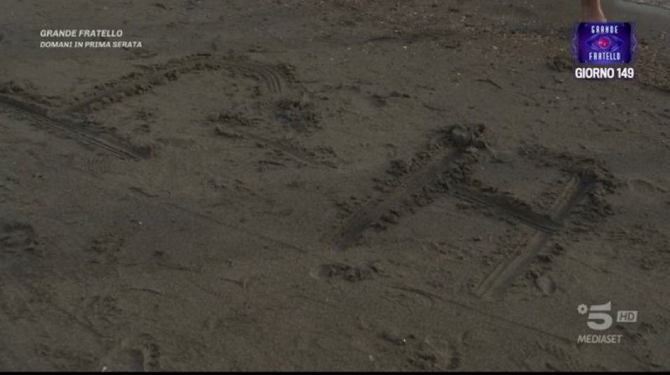 mareluna2022's tweet image. Il giorno 11 Febbraio andava in onda questo daytime con javier che scriveva sulla sabbia H+J

Oggi, 11 luglio, in Grecia, trovano e fotografano un 7 sull’asfalto. 

Io lo chiamo DESTINO✨