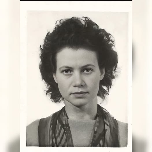 En mai 1944, Phyllis Latour, 23 ans, sauta d’un bombardier de l’US Air Force et parachuta en Normandie occupée, en France. Sa mission : recueillir des informations sur les positions nazies en vue du Débarquement allié. Une fois au sol, elle enterra rapidement son parachute et ses