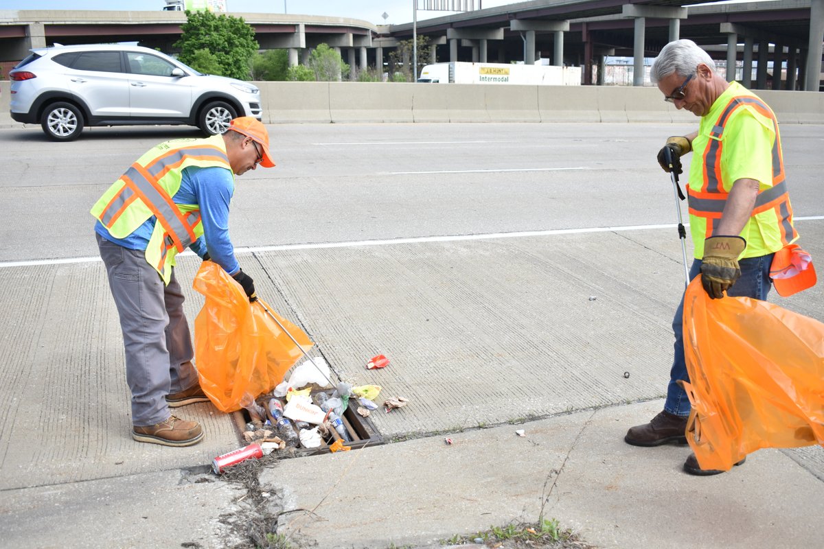 Heads up in Cook and the collars! Litter and debris removal will be taking place on expressways and state routes from 6:30 a.m. to 3 p.m. tomorrow, July 12. Shoulder sweeping on the eastbound Eisenhower Expressway (I-290) also will take place. More: prez.ly/F2qd
