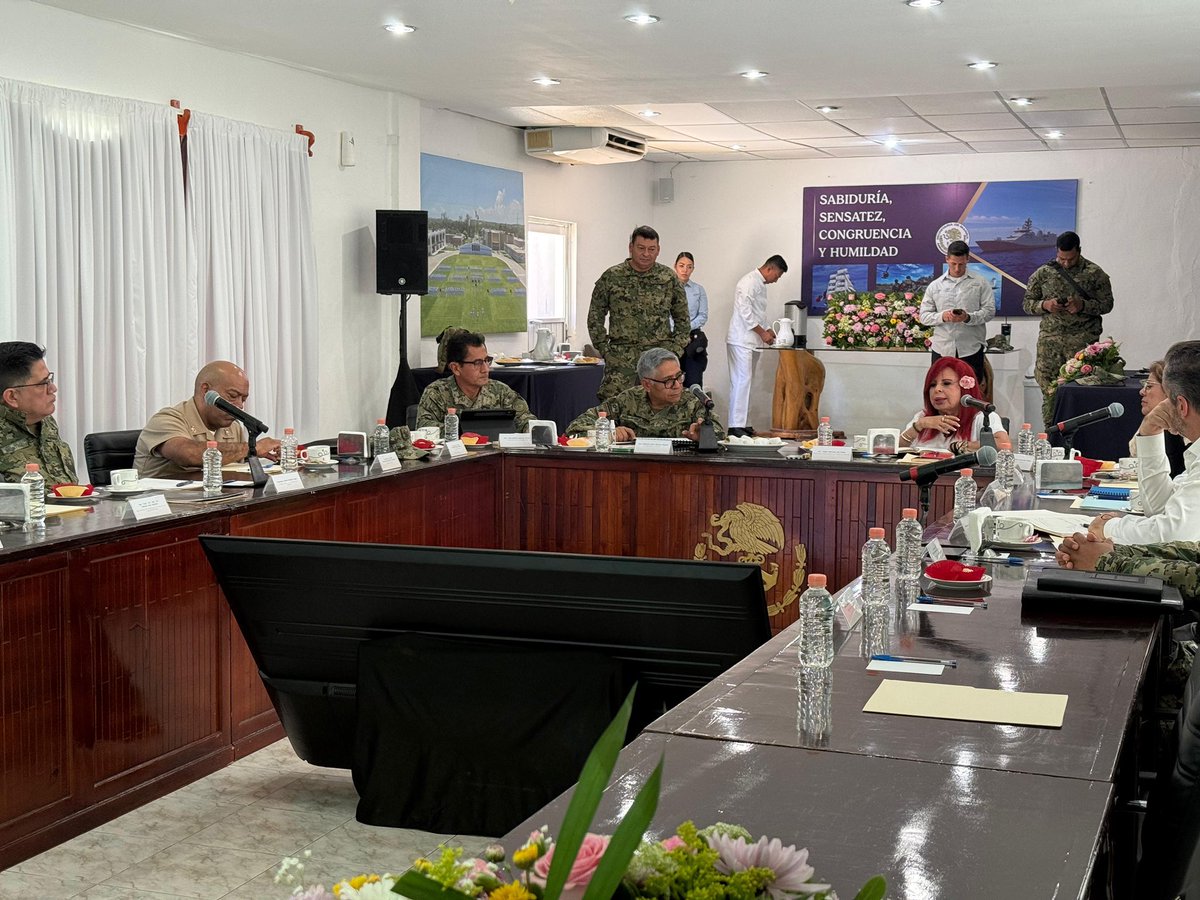 AlmiranteSrio's tweet photo. Sostuvimos un encuentro productivo con la Gobernadora de Campeche y representantes de su gabinete. Dialogamos sobre temas estratégicos: Seguridad, desarrollo portuario y aeroportuario, así como el cuidado de las actividades de pesca de la región.

La coordinación entre la @SEMAR_mx y el Gobierno del Estado fortalece un rumbo esperanzador hacia un México más seguro y próspero.