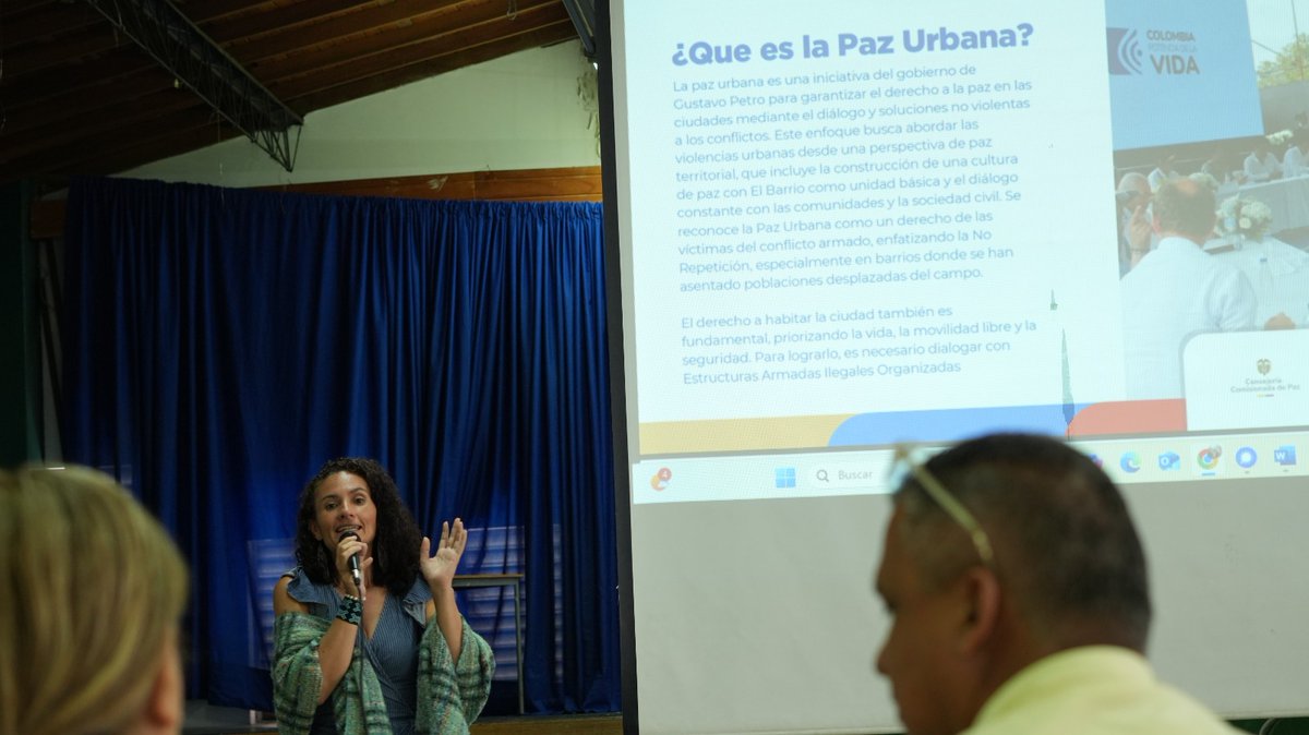 PazUrbanaCo's tweet image. Esta semana nos reunimos con docentes directivos del norte y sur del Valle de Aburrá.
Junto a USDIDEA, escuchamos las violencias que afectan al estudiantado y recogimos propuestas para construir #PazUrbana desde las escuelas.