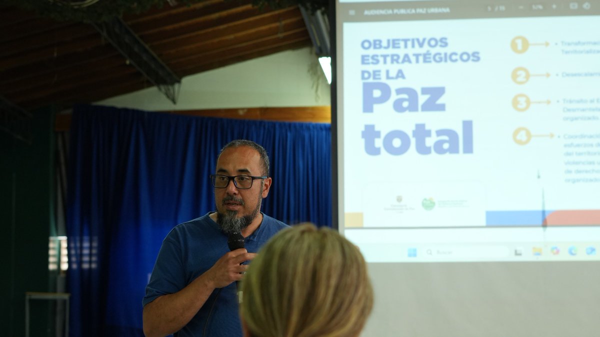 PazUrbanaCo's tweet image. Esta semana nos reunimos con docentes directivos del norte y sur del Valle de Aburrá.
Junto a USDIDEA, escuchamos las violencias que afectan al estudiantado y recogimos propuestas para construir #PazUrbana desde las escuelas.