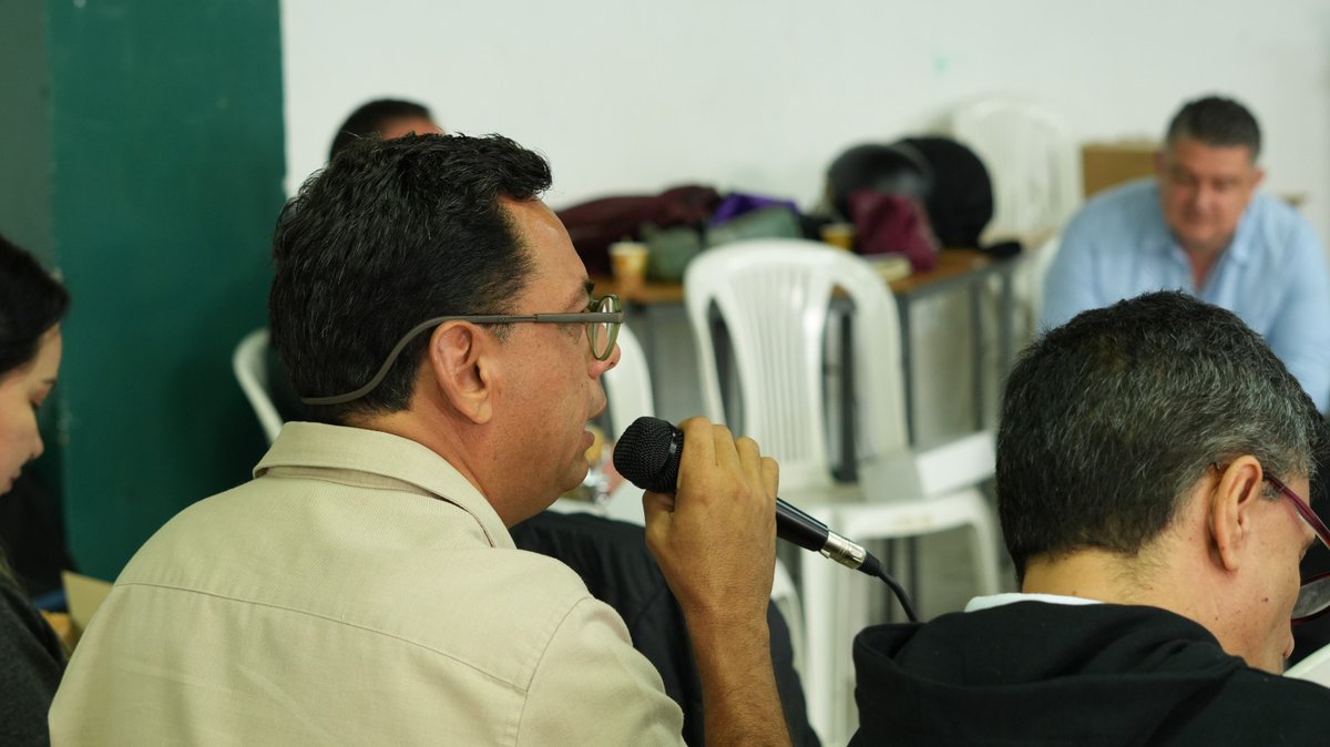 PazUrbanaCo's tweet image. Esta semana nos reunimos con docentes directivos del norte y sur del Valle de Aburrá.
Junto a USDIDEA, escuchamos las violencias que afectan al estudiantado y recogimos propuestas para construir #PazUrbana desde las escuelas.