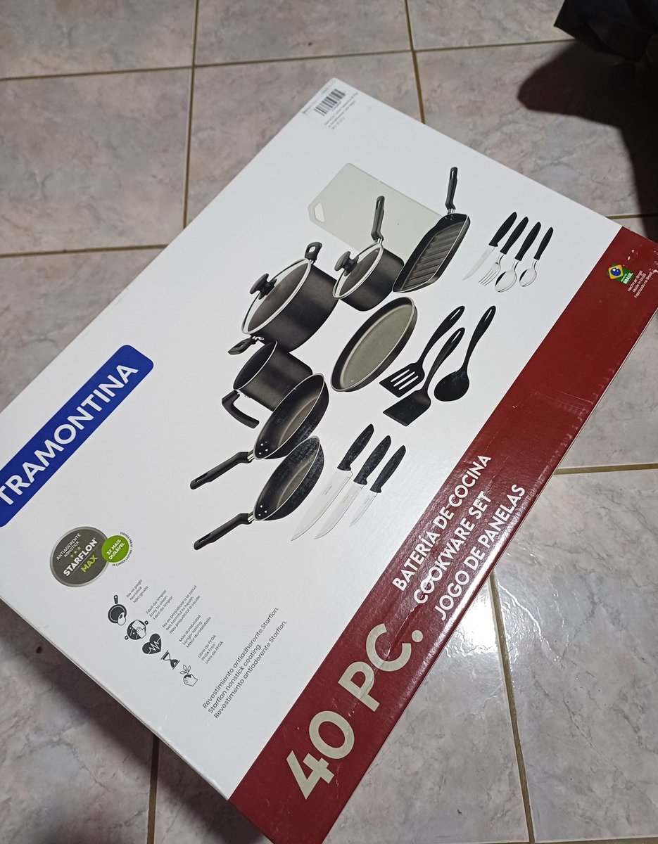 hace unas semanas me salio un tiktok de una chica q sigue viviendo con sus padres pero q de a poco se va comprando cosas para cuando algún día se independice no le falte nada, copie su idea y hoy me llegó mi primer juego de ollas 🥺😭😭 es poquito pero soy feliz