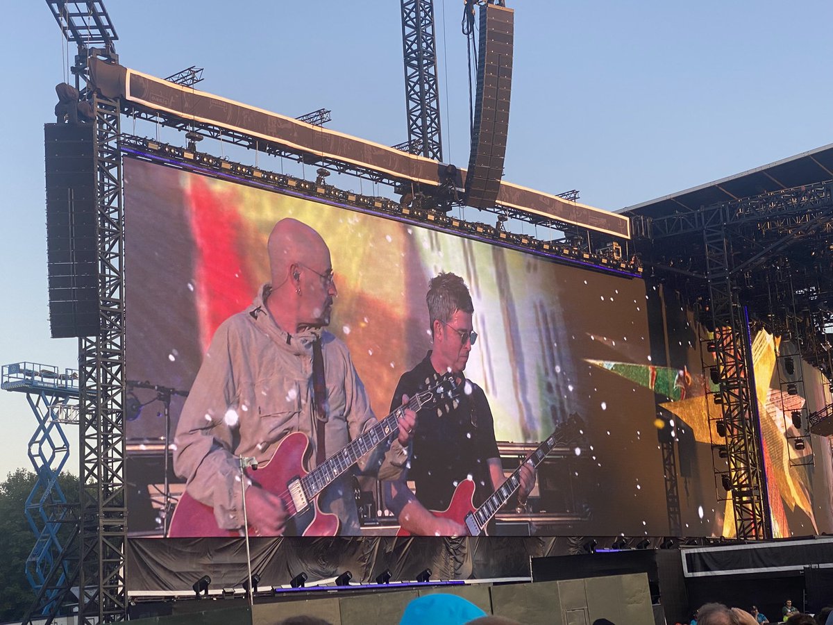 Great to see Bonehead and Noel smiling and jamming together <a href="/oasis/">Oasis</a> Heaton Park 🥰