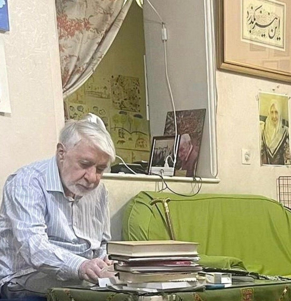 این فریم نمادین به بهترین شکل تصویر کهنگی و ورشکستگی امت۵۷ را نشان میدهد
جماعتی که علیه سعادت فرزندان ایران انقلاب کردند
اما زیر آوار اعمال و افکار تاریک خودشان گرفتار شدند و کوله باری جز بدنامی یا فراموش شدن برایشان باقی نماند