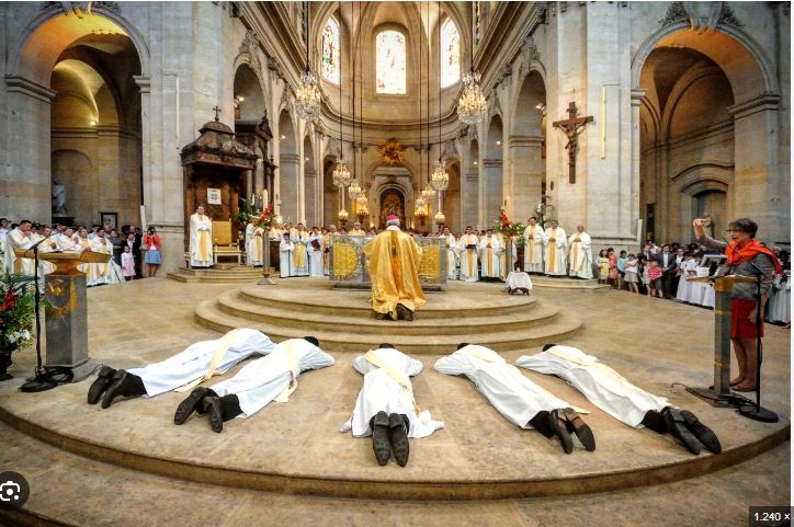 LA IDOLATRÍA Y LA MESA COMPARTIDA

Esta imagen refleja para mí la evidencia de que la iglesia católica no ha sido capaz de superar la idolatría de las viejas tradiciones anteriores al cristianismo. Jesús compartió la mesa con parias, prostitutas, enfermos y gente sencilla a la