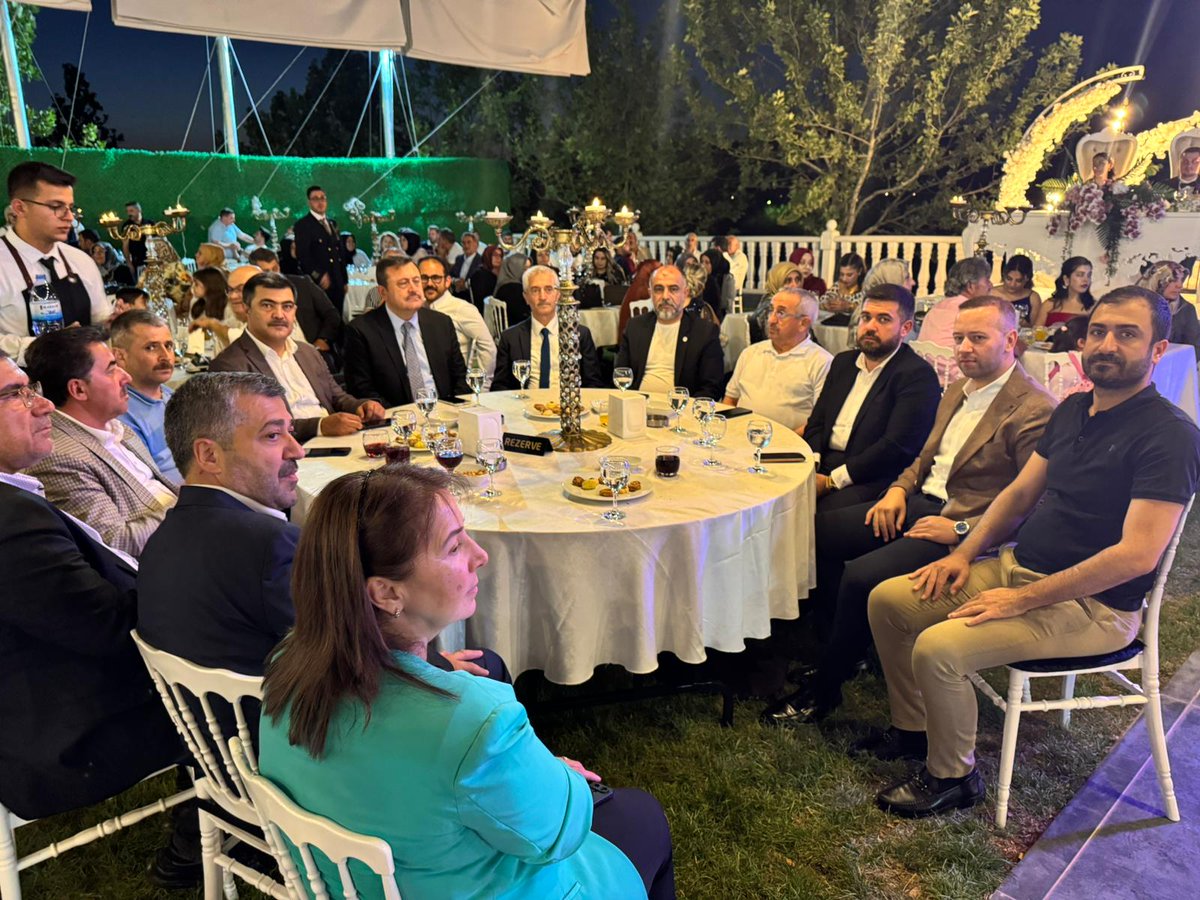 AK Parti Gaziantep (@akpartig_antep) on Twitter photo AK Parti’mizin kıymetli İl Sekreter Yardımcısı Sayın Hüseyin Deveci’nin kızı Özge’nin en özel gününde mutluluğuna ortak olduk.
İl Başkanımız Sayın Fatih Muhaddis Fedaioğlu’nun da şahitliğiyle Özge & Erkan’a bir ömür boyu saadet diliyoruz.
Allah mesut etsin. 💍🤍
<a href="/fmfedaioglu/">Fatih Muhaddis FEDAİOĞLU</a> AK Parti’mizin kıymetli İl Sekreter Yardımcısı Sayın Hüseyin Deveci’nin kızı Özge’nin en özel gününde mutluluğuna ortak olduk.
İl Başkanımız Sayın Fatih Muhaddis Fedaioğlu’nun da şahitliğiyle Özge & Erkan’a bir ömür boyu saadet diliyoruz.
Allah mesut etsin. 💍🤍
<a href="/fmfedaioglu/">Fatih Muhaddis FEDAİOĞLU</a>