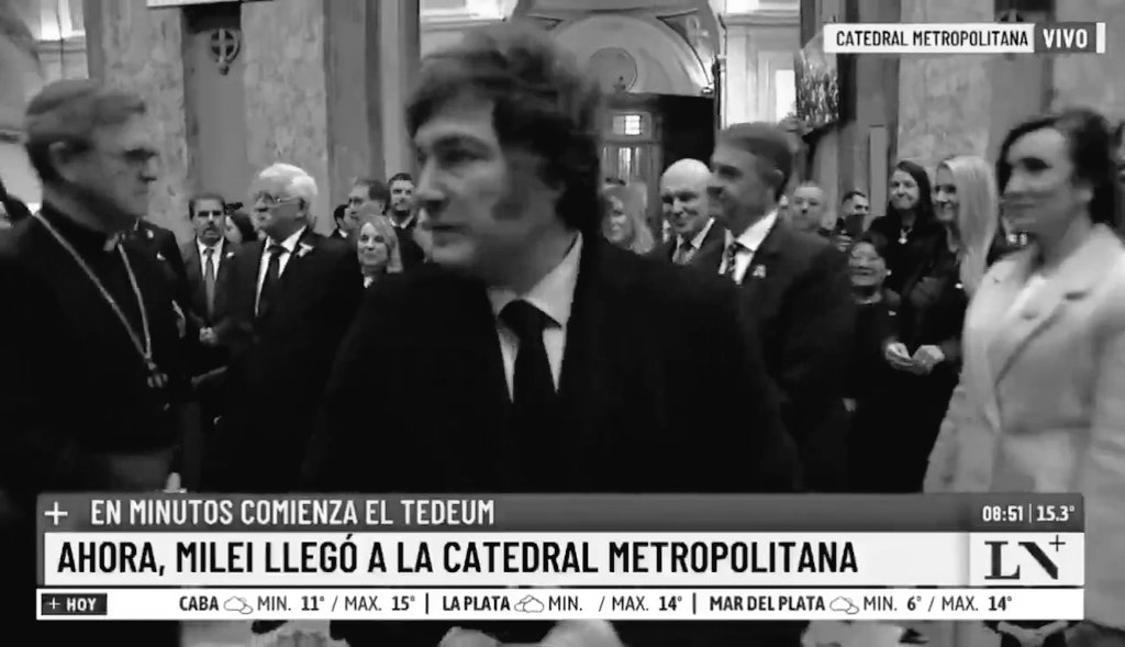 !!ROMA NO PAGA TRAIDORES!!
Ayer Victoria Villarruel  habilitó una sesión de una manera que no existe en el Reglamento del Senado. Solamente pueden autoconvocarse para tratar cuestiones de reglamento interno. NO para leyes. SI NO HAY QUORUM. No debería haber habilitado la sesión.