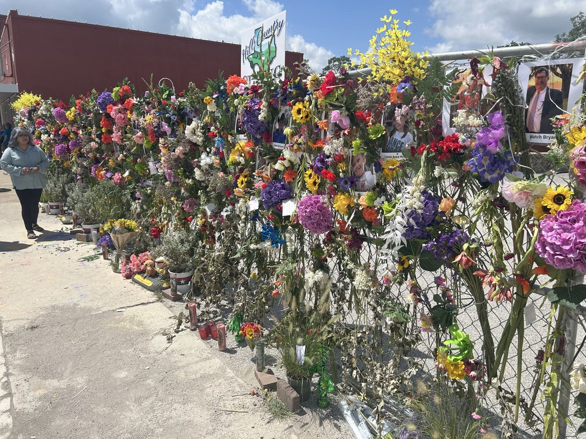 In downtown Kerrville, makeshift memorial honors flood victims

Full story: shorturl.at/9zvtH?utm_sour…