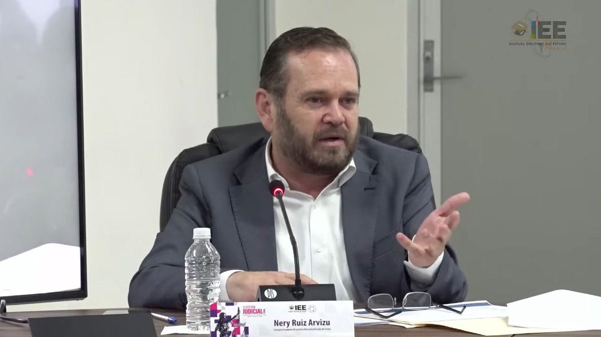 IEESonora's tweet photo. El Consejero Presidente del IEE Sonora, Nery Ruiz Arvizu (@neryruiz) , participó en la Mesa de diálogo 4: Buenas prácticas e innovación local en las Elecciones Judiciales, donde compartió la experiencia de Sonora en la organización de este ejercicio inédito a nivel estatal, como parte del foro: “Elección Judicial. Experiencias de otras entidades y retos para el estado de Puebla”.

Durante su intervención, destacó los elementos que brindaron certeza al proceso electoral extraordinario para elegir magistraturas y jueces del Poder Judicial local, entre ellos:
-La construcción de un marco geográfico claro.
-La colaboración con otras autoridades.
-El uso de mecanismos de seguimiento y evaluación.

Asimismo, reconoció que uno de los principales retos fue el tiempo limitado para la difusión y la organización, y  la necesidad de contar con mayores herramientas presupuestales y legales.

Con una participación ciudadana del 9.6 por ciento, subrayó la importancia de que los legisladores otorguen a los institutos electorales más tiempo y recursos para fortalecer estos ejercicios, y evitar que la ciudadanía acuda a votar sin contar con la información suficiente sobre los perfiles en contienda.
Sonora fue una de las 19 entidades que realizaron elecciones judiciales, lo que abre la puerta al intercambio de experiencias y buenas prácticas rumbo a los procesos de 2027.