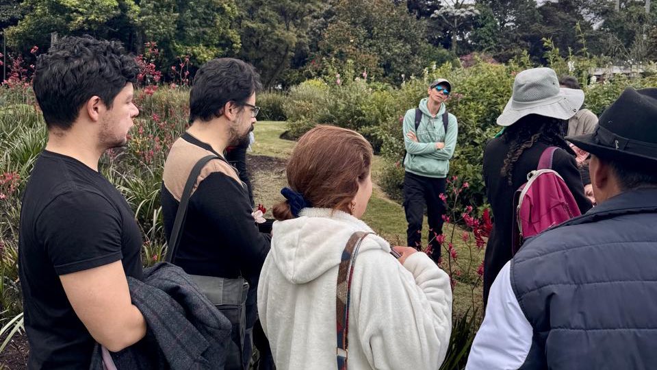 SePuedeSer's tweet image. En el corazón del Jardín Botánico, vivimos “La diversidad de las flores”: un encuentro para honrar la belleza de cada identidad, el valor de lo distinto y la ternura como forma de resistencia.
#FestivalPorLaIgualdad2025
#BogotáEsDiversidad
#EnBogotáSePuedeSer