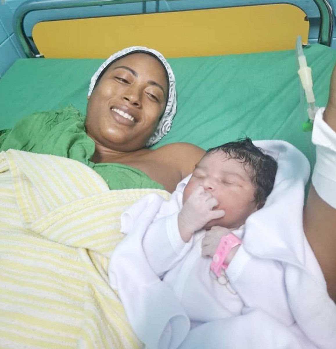 Bravo, la campeona de las pistas, heroína Omara Durand, ha tenido su segunda hija, el cariño de toda Cuba para ella y su bella familia. Abrazos. #MujeresEnRevolución