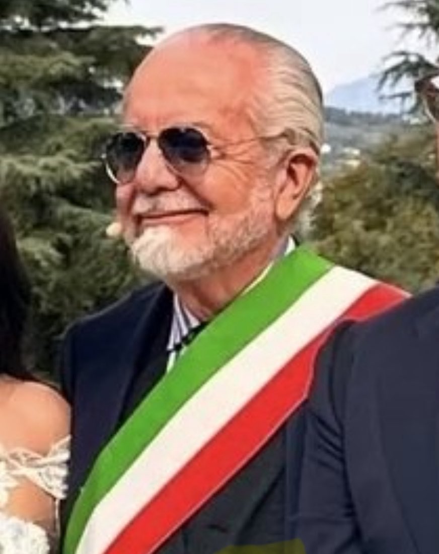 C’è in ballo altro oltre i soldi: una stretta di mano data e mai rispettata.

Chi mantiene le promesse ad ogni costo, odia essere tradito. Non un cent in meno per #Osimhen.

75 milioni non è il prezzo del cartellino. Ma quello per guardarsi allo specchio e riconoscersi SOVRANI.