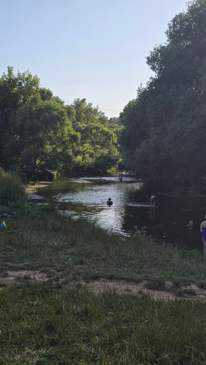 Речка мелкая, но это не важно. Главное сто она у нас есть!
Купались.