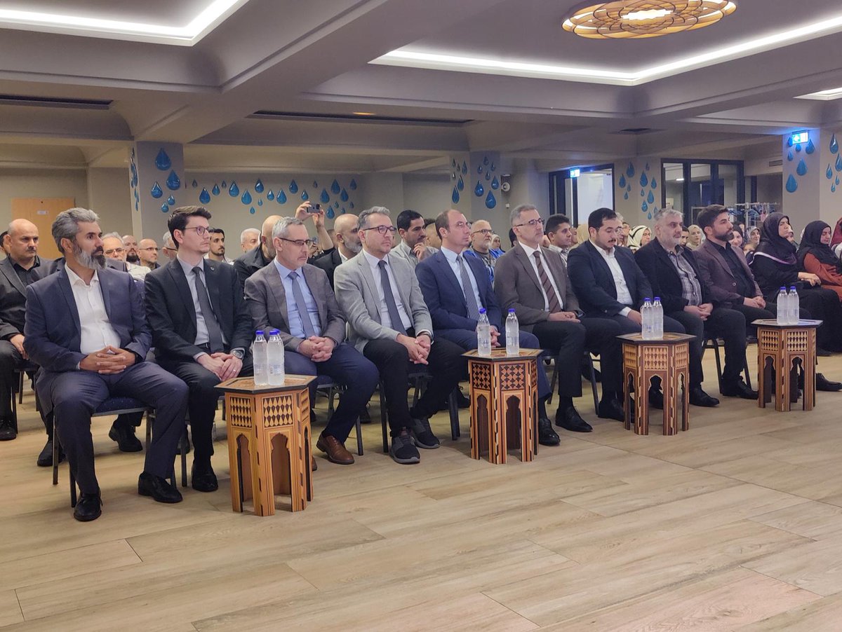 Berlin Eğitim Müşavirliği (@mebberlinem) on Twitter photo Eğitim Müşavirimiz Prof. Dr. Metin Aksoy, Eğitim Ataşeliği, Yunus Emre Enstitüsü, DİTİB ve Hayrat Vakfı ile düzenlenen Osmanlı Türkçesi ve Hat Sanatı kurslarını tamamlayan kursiyerler için düzenlenen sertifika törenine katıldı. <a href="/ProfDrMetinAksy/">Metin Aksoy</a> <a href="/tcmeb/">Millî Eğitim Bakanlığı</a> <a href="/mebyyegm/">Yükseköğretim ve Yurt Dışı Eğitim Genel Müdürlüğü</a> <a href="/mebabdigm/">T.C. MEB AB ve Dış İlişkiler Genel Müdürlüğü</a> Eğitim Müşavirimiz Prof. Dr. Metin Aksoy, Eğitim Ataşeliği, Yunus Emre Enstitüsü, DİTİB ve Hayrat Vakfı ile düzenlenen Osmanlı Türkçesi ve Hat Sanatı kurslarını tamamlayan kursiyerler için düzenlenen sertifika törenine katıldı. <a href="/ProfDrMetinAksy/">Metin Aksoy</a> <a href="/tcmeb/">Millî Eğitim Bakanlığı</a> <a href="/mebyyegm/">Yükseköğretim ve Yurt Dışı Eğitim Genel Müdürlüğü</a> <a href="/mebabdigm/">T.C. MEB AB ve Dış İlişkiler Genel Müdürlüğü</a>