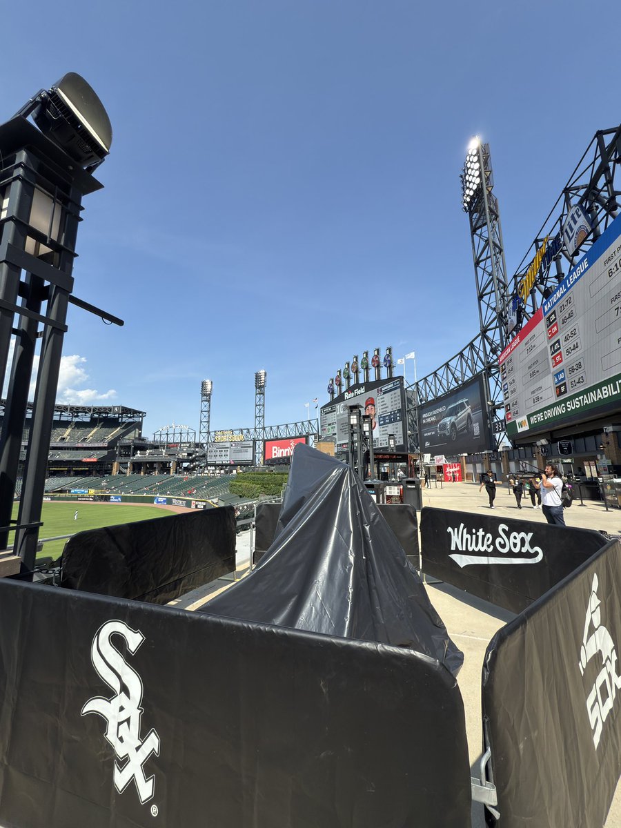 CassieCarlsonTV's tweet image. Sun is shining on the Southside today for the unveiling of Mark Buehrle’s statue. @fox32news