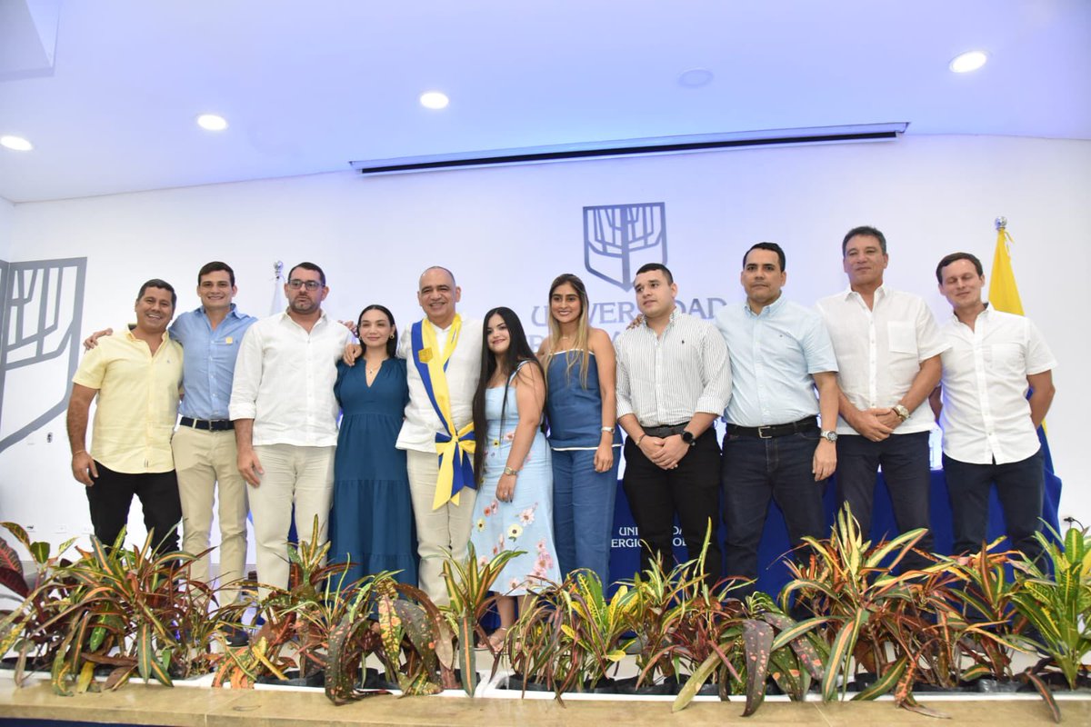 Acompañamos a <a href="/CarlosPinedoC/">Carlos Pinedo Cuello</a> alcalde de distrito a la exaltación de “egresado distinguido dela <a href="/SergioArboledaE/">Sergio Arboleda ES</a> en reconocimiento a su liderazgo