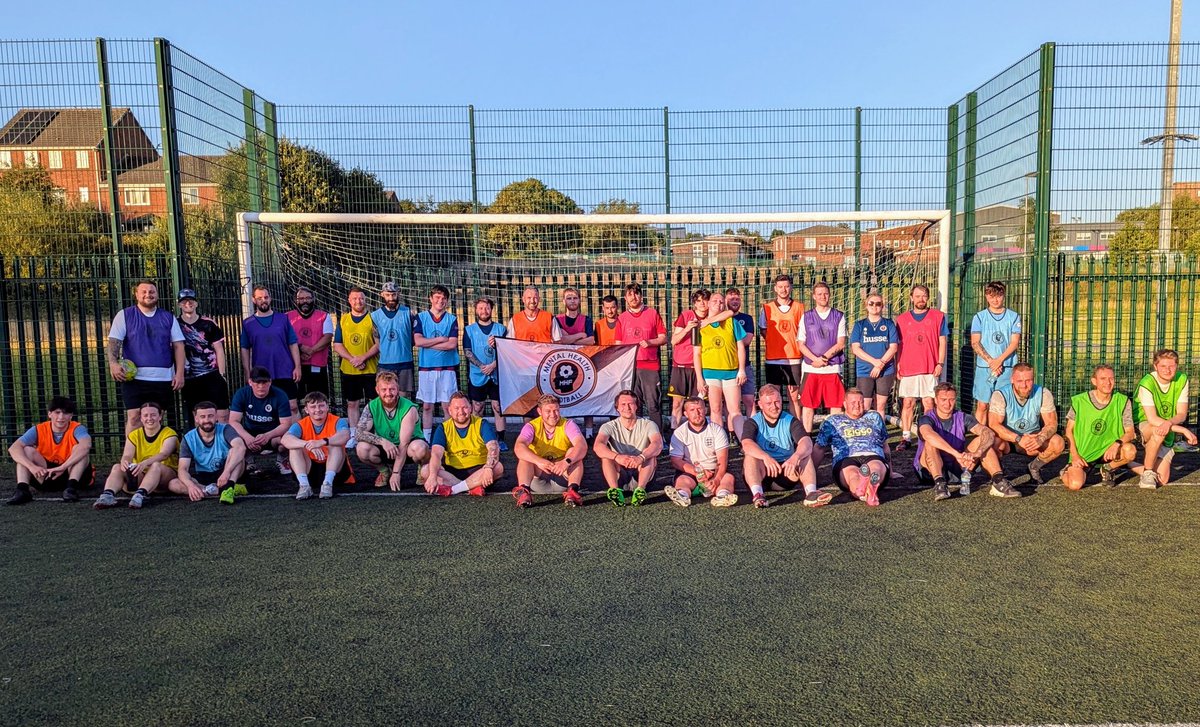 We had a talk tonight at MHF, as well as a few supersonic games of football in the sunshiiiiinnnne. 😎🌞

We watched some smashing shots against some wonder wall keepers and nobody looked back in anger. 🧡🎶