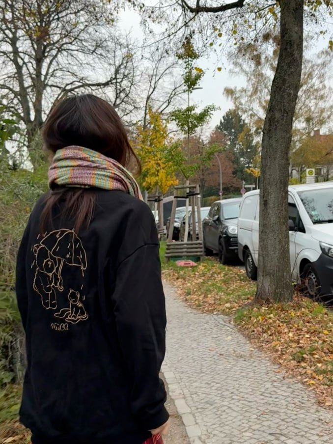 Wandering through autumn vibes with cozy layers and soft thoughts 🍂🖤
#AutumnWalks #StreetStyle #FallVibes