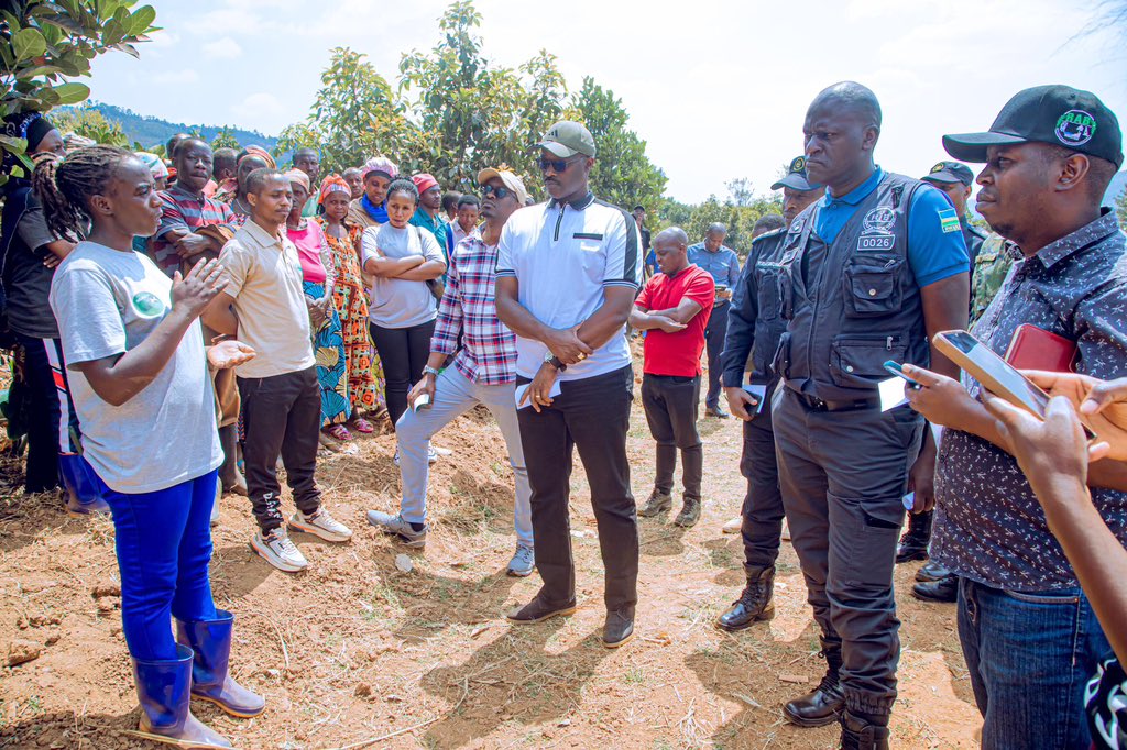 KayonzaDistrict's tweet photo. Guverineri wa @RwandaEast @PudenceR ari kumwe na Meya @BoscoNyemazi, inzego z’umutekano, abakozi ba #KIIWP n’abandi bayobozi basuye icyanya cy’imbuto gihuriweho n’Imirenge ya Kabarondo na Murama bareba uko ibiti by'imbuto byitabwaho n'uko umusaruro wabyo ugezwa ku isoko. https://t.co/ewxkSC7ndZ