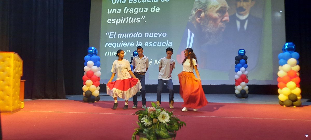 Con una velada politico-cultural, la dirección municipal de Educación, realizó el Acto Municipal de graduación para los estudiantes de 9no grado en la #IslaDeLaJuventud reconocen a estudiantes y profesores más destacados durante la etapa #SentirPinero #JuntosXCuba #CubaEstáFirme
