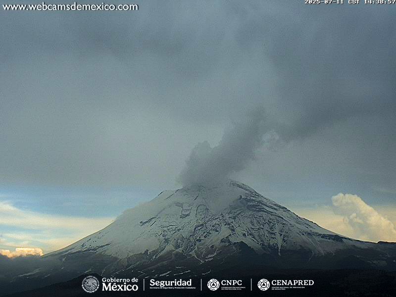 ❄️BELLÍSIMA POSTAL DEL #Popocatépetl

🗻Tras una intensa tormenta, lluvia que beneficia al bosque y cuerpos de agua del Izta-Popo, fuerte nevada cubre de blanco al volcán esta tarde desde una altitud de 4000 msnm

✅DATO: es más común ver al volcán nevado en VERANO por la