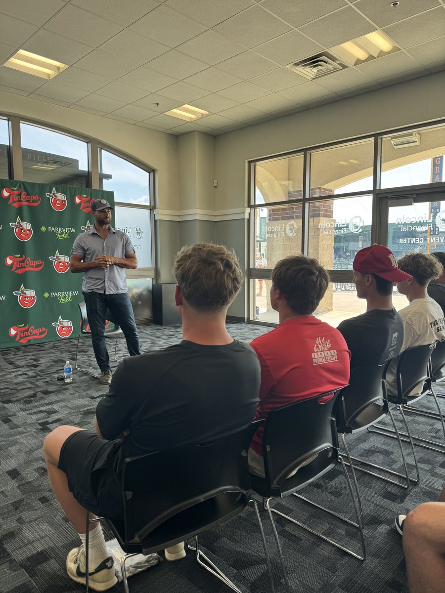 “What kind of worker will you be behind closed doors when nobody is watching?” 

Such a special moment to see Bishop Luers alum, and World Series champion, Kevin Kiermaier impart some advice to current Luers baseball players. ⚔️ ⚾️