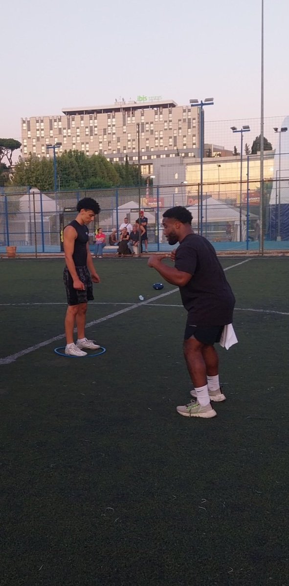 AleFristachi's tweet image. Today I had the chance to learn from a real NFL runningback, @BostonScott2 thank you so much for your help and kindness