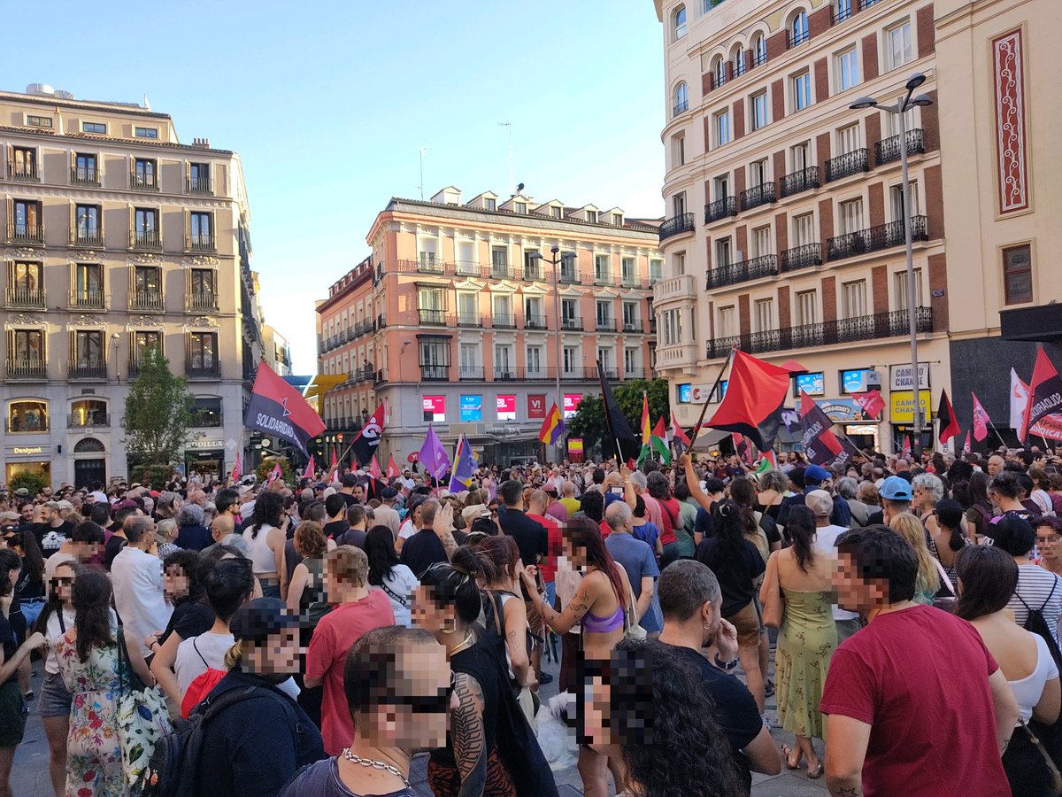 cntaitsierra's tweet image. En la concentración para exigir la liberación de @6delaSuiza
Hoy no hay siglas ni discrepancias. Solo un pueblo gritando unido que el sindicalismo no es delito.
¡¡LIBERTAD 6 DE LA SUIZA!!
¡¡INDULTO YA!!