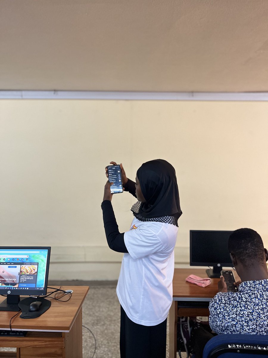 YouthmappersUCC's tweet image. 📍🪐📍🗺️📍🌍📍🪐
The continuation was today and we officially climaxed the LetGirlsMap campaign! 🎉
TomTom stickers and books were presented to honor their commitment.🎁
Big thanks to @HijabGirl, the facilitator and to everyone.
#LetGirlsMap🌍
#WeDontJustBuildMapsWeBuildMappers